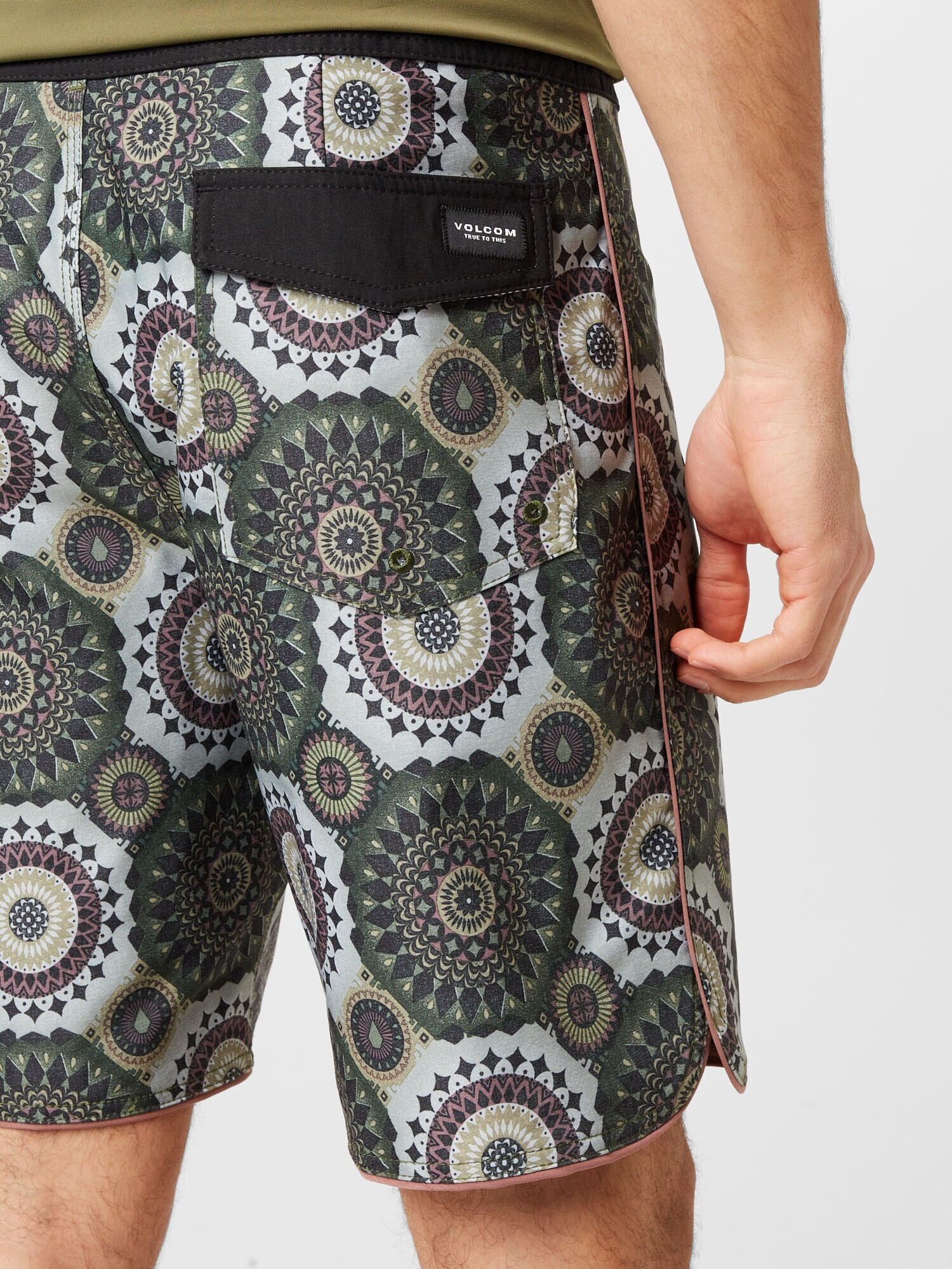 Volcom Pantaloni scurți apă 'Barnacle' verde / lila / negru / alb - Pled.ro