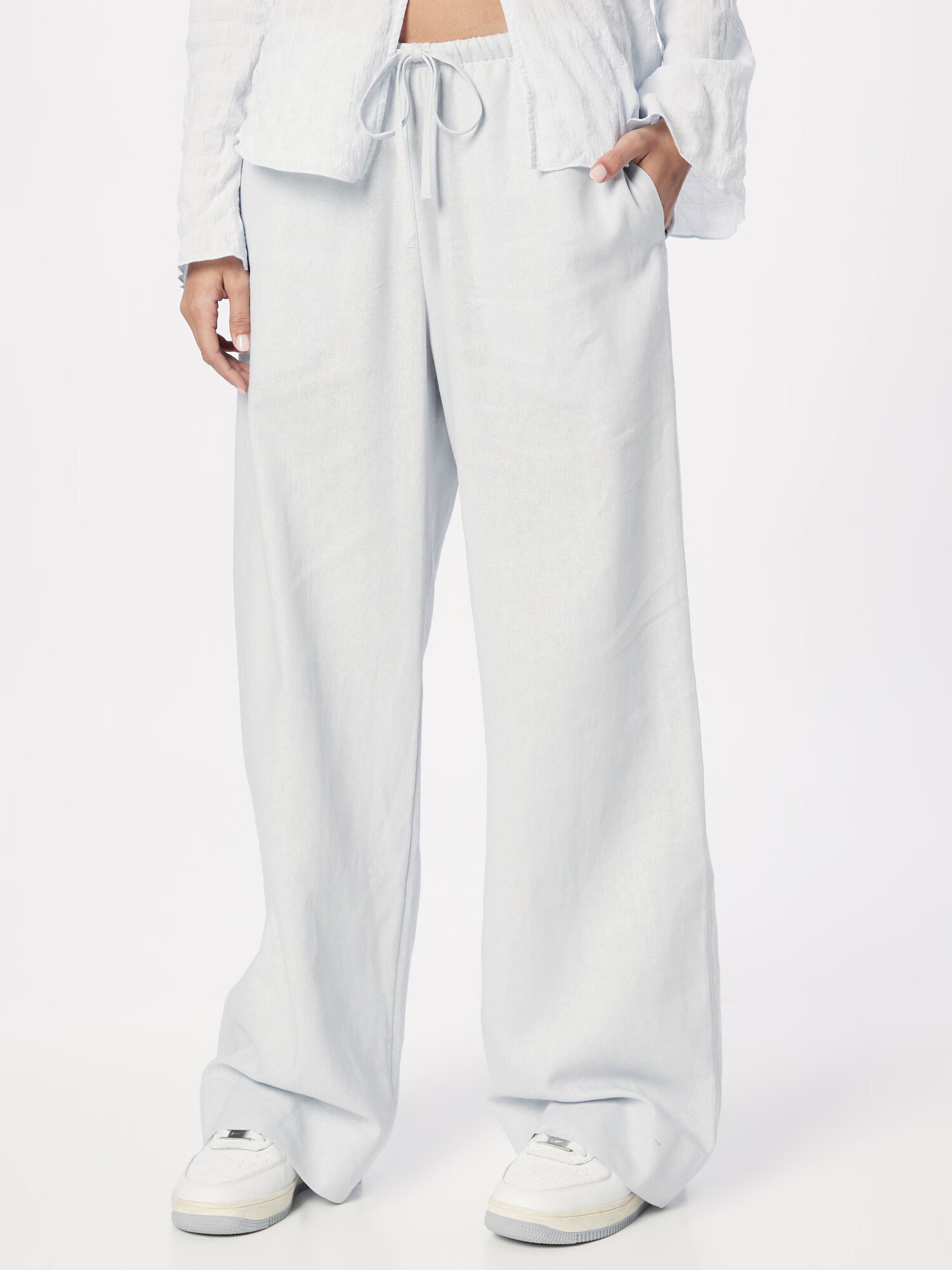 WEEKDAY Pantaloni 'Mia' albastru pastel - Pled.ro