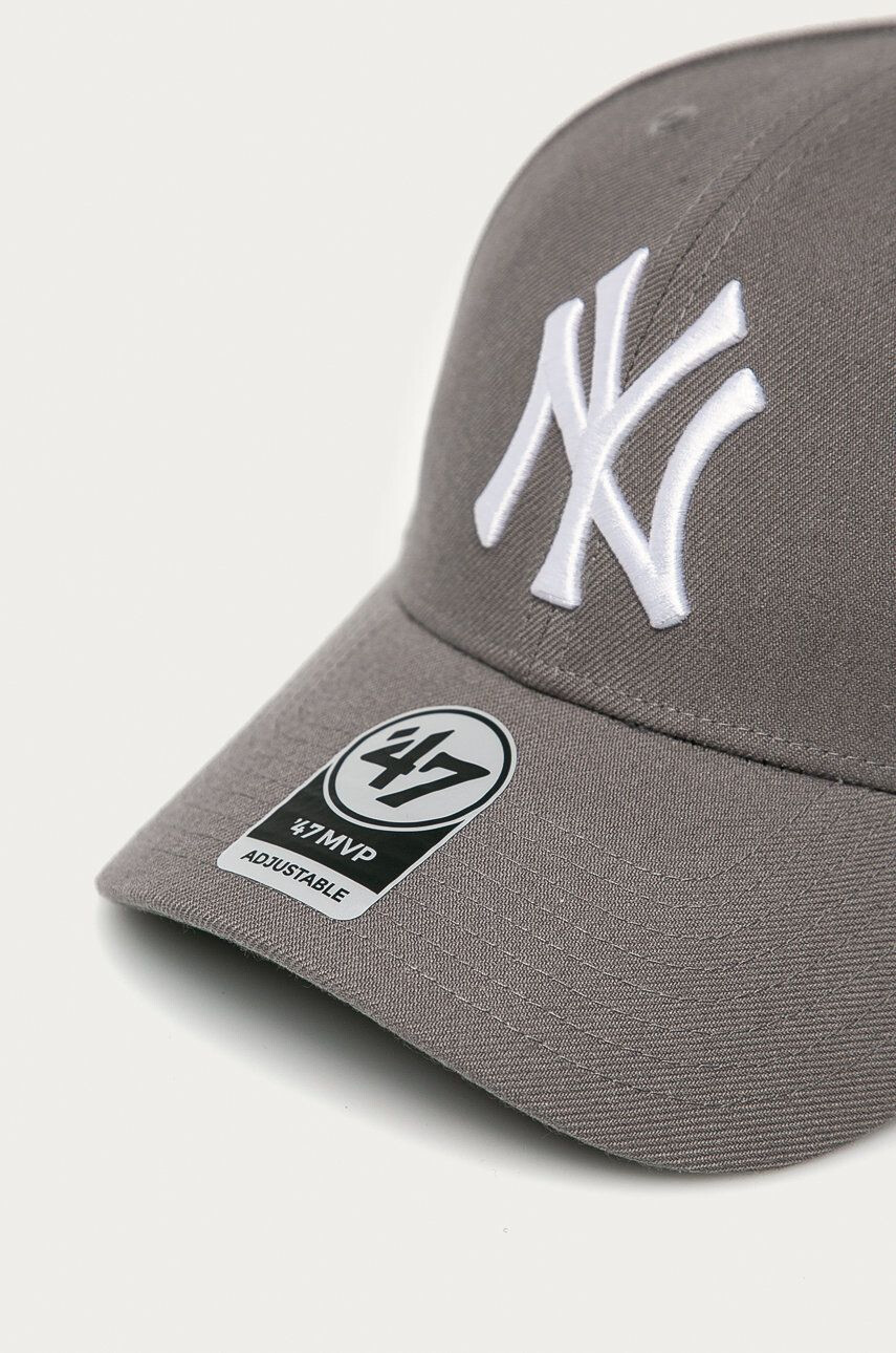 47brand șapcă MLB New York Yankees culoarea gri cu imprimeu - Pled.ro