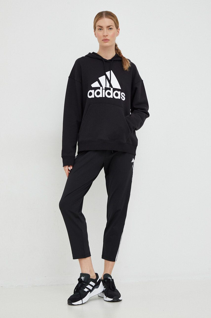 adidas hanorac de bumbac femei culoarea negru cu glugă cu imprimeu - Pled.ro