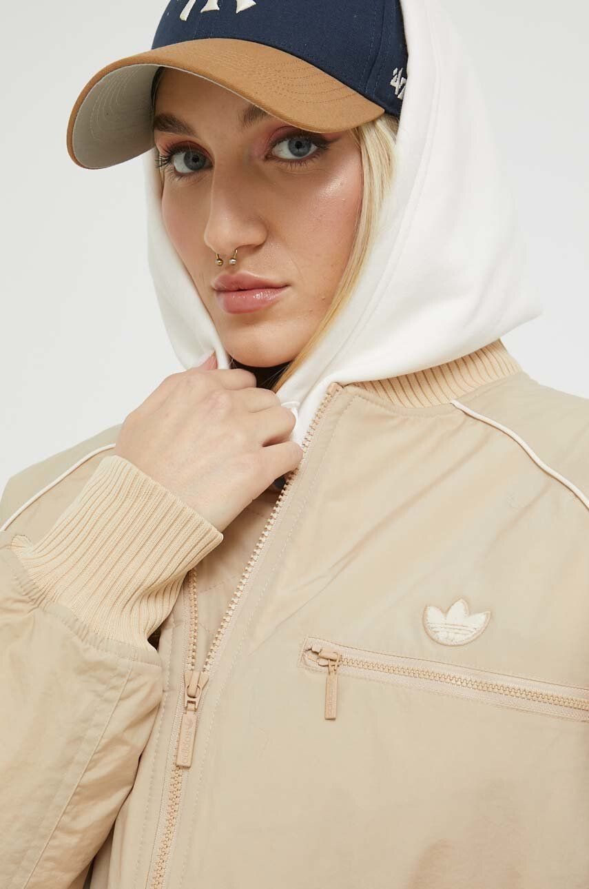 adidas Originals geaca bomber femei culoarea bej de tranzitie - Pled.ro