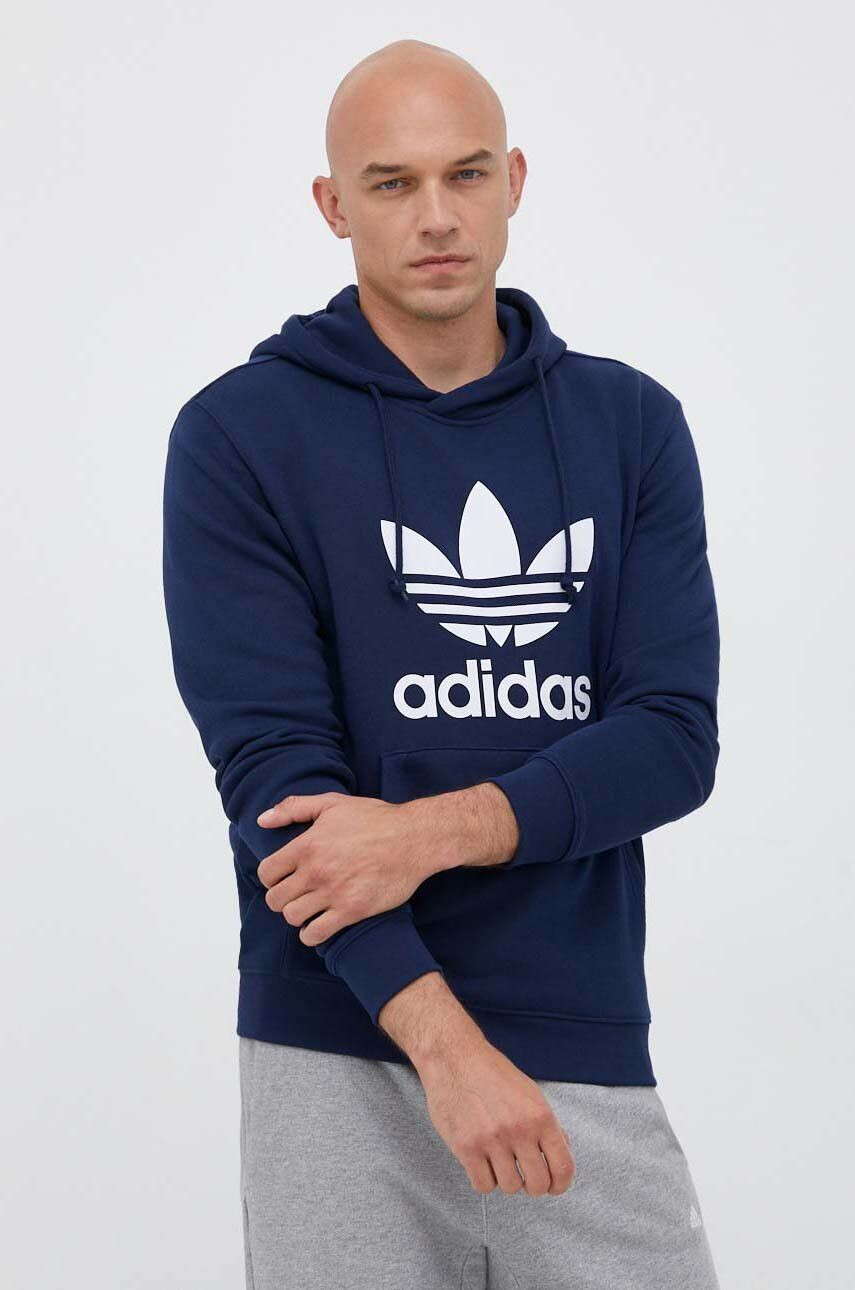 adidas Originals hanorac de bumbac barbati culoarea albastru marin cu glugă cu imprimeu - Pled.ro