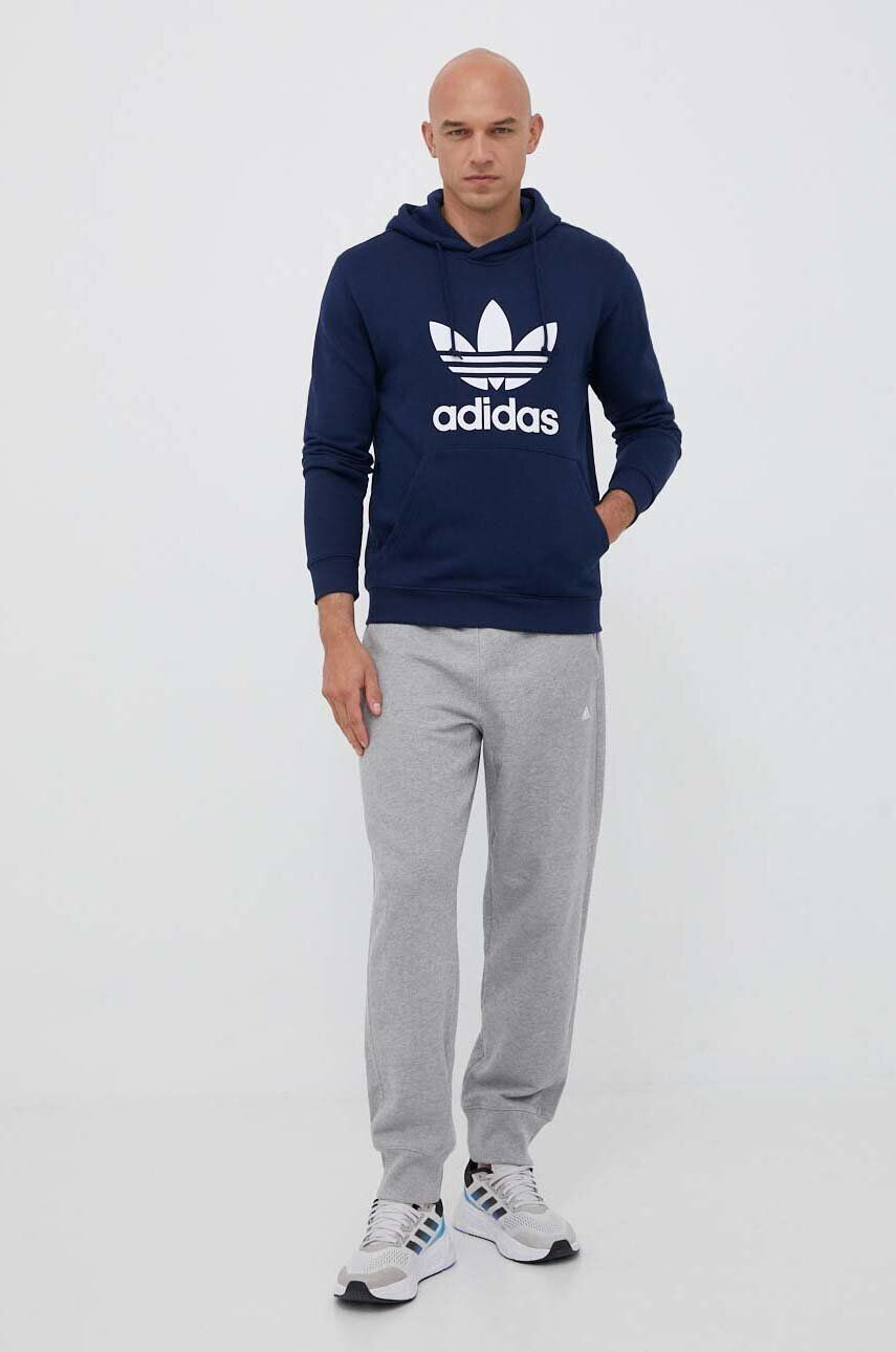 adidas Originals hanorac de bumbac barbati culoarea albastru marin cu glugă cu imprimeu - Pled.ro