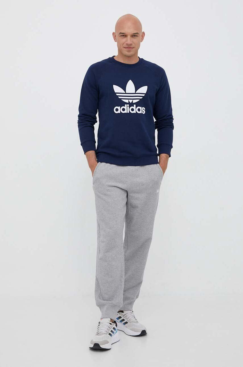 adidas Originals hanorac de bumbac barbati culoarea albastru marin cu imprimeu - Pled.ro