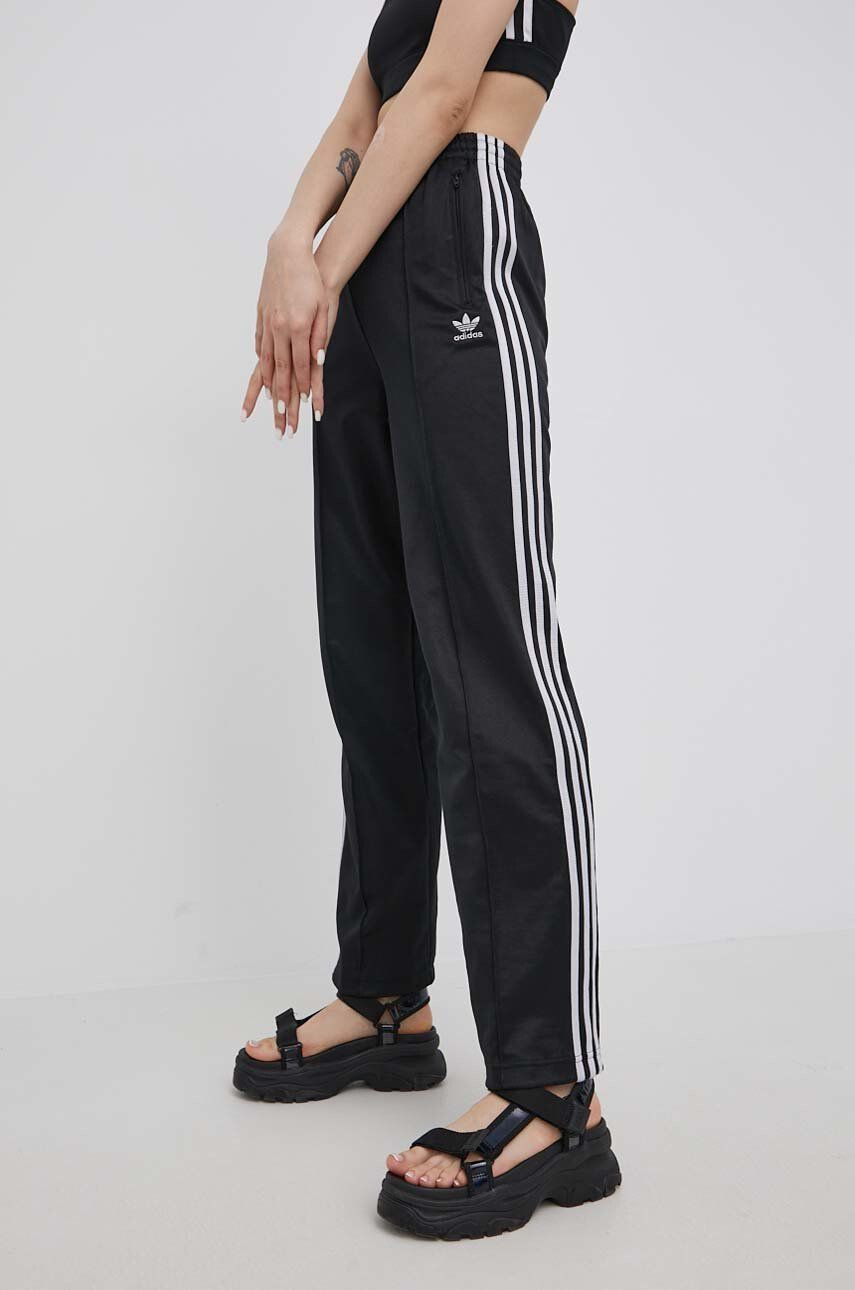 adidas Originals pantaloni Adicolor HE9410 barbati culoarea bej neted HE9410-WONWHI - Pled.ro