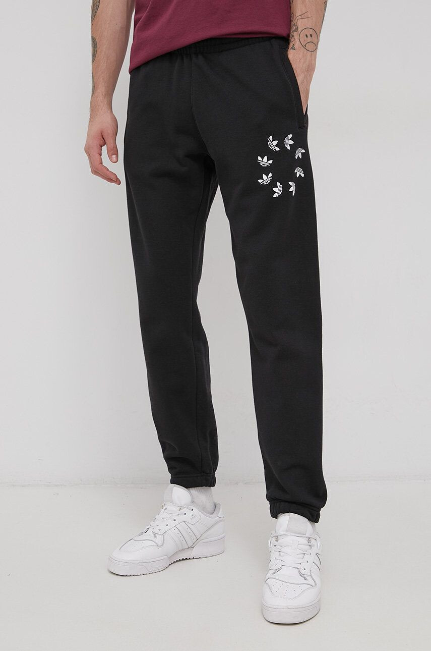 adidas Originals Pantaloni de bumbac bărbați culoarea negru cu imprimeu - Pled.ro