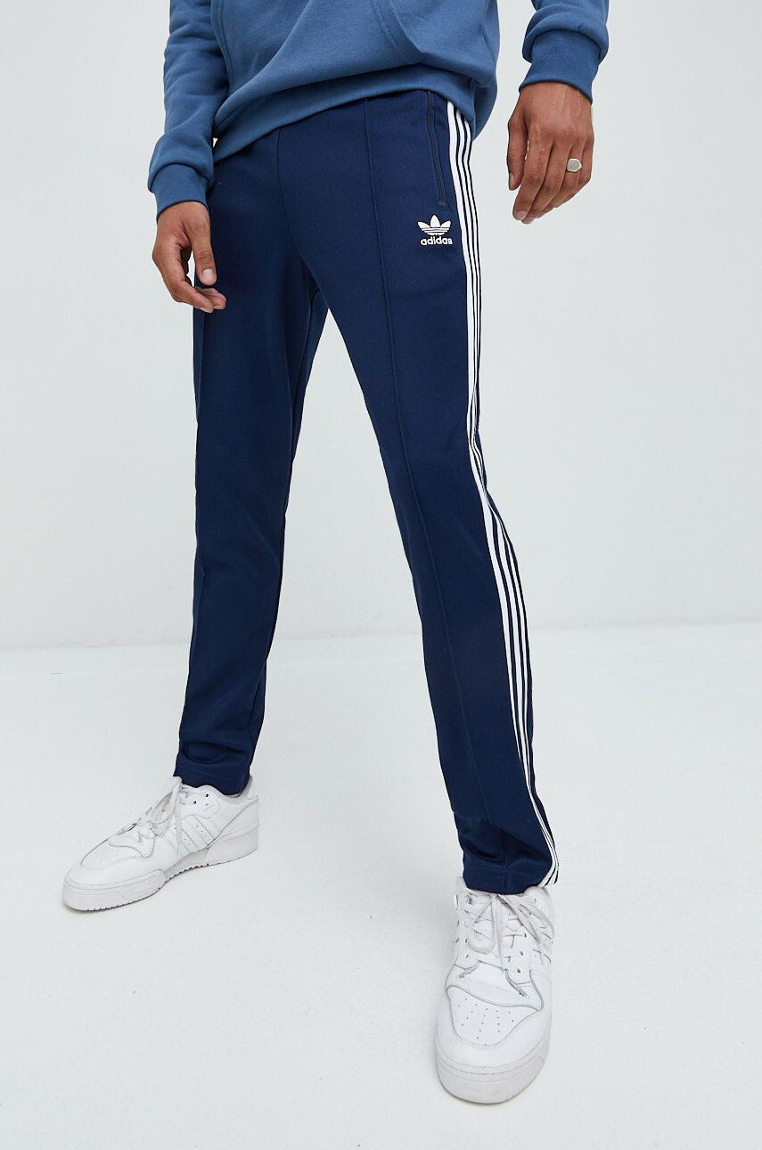 adidas Originals pantaloni de trening barbati culoarea albastru marin cu imprimeu - Pled.ro