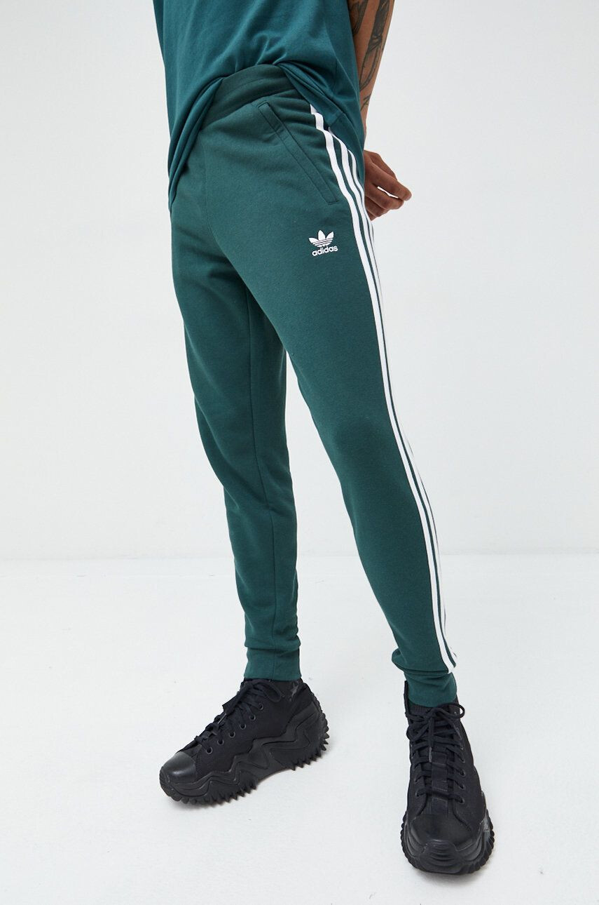 adidas Originals pantaloni de trening barbati culoarea verde cu imprimeu - Pled.ro