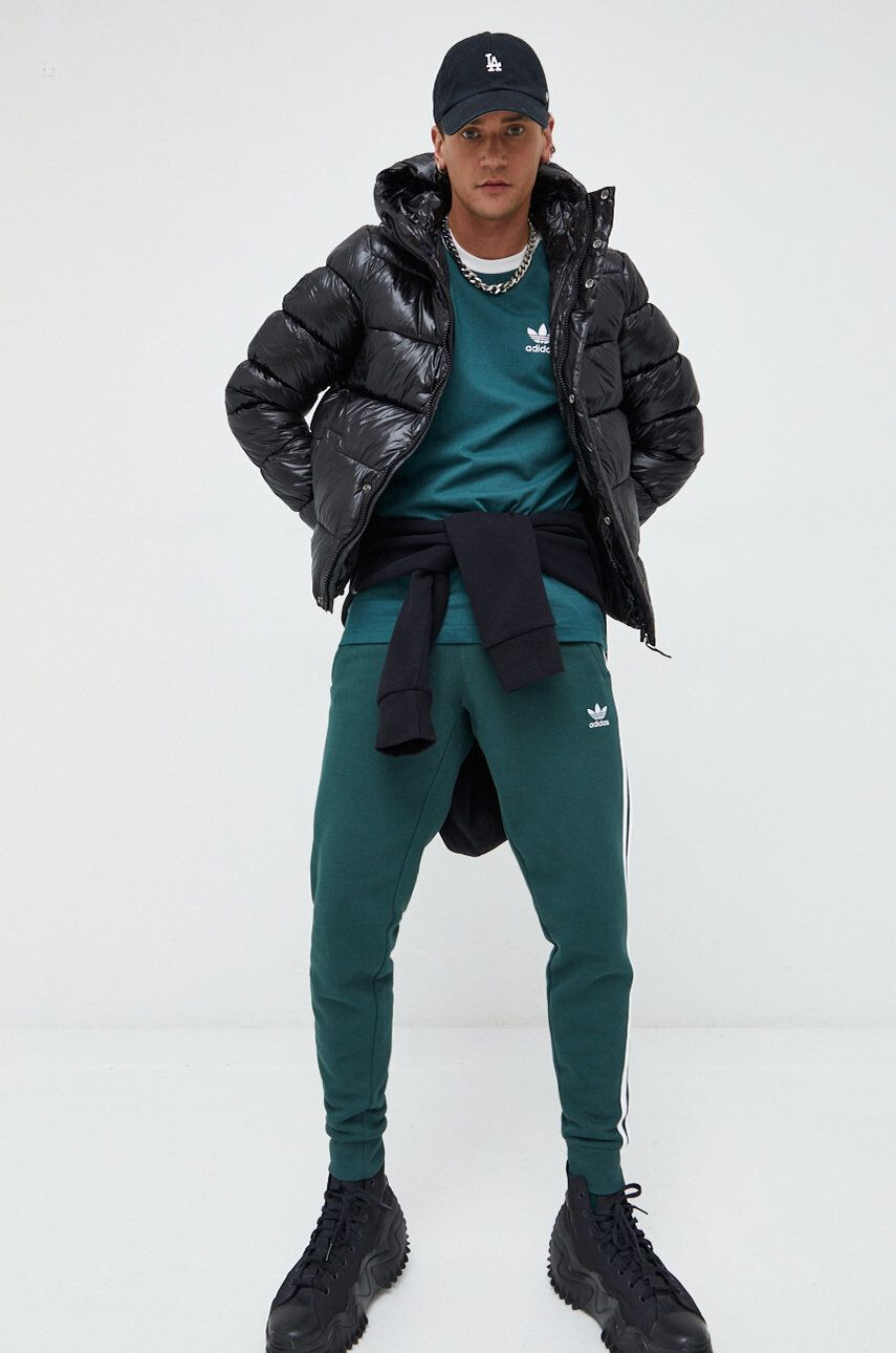 adidas Originals pantaloni de trening barbati culoarea verde cu imprimeu - Pled.ro