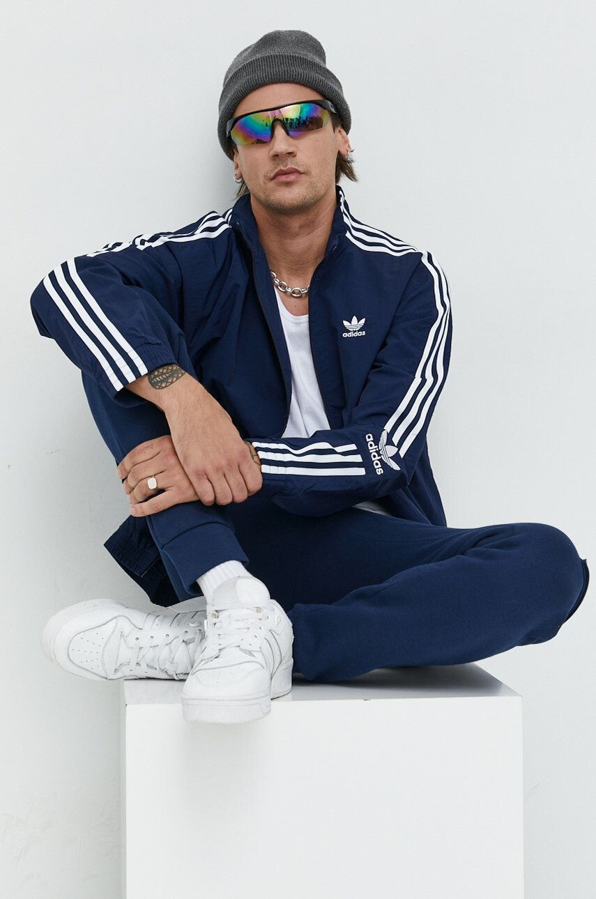 adidas Originals pantaloni de trening barbati culoarea albastru marin cu imprimeu - Pled.ro