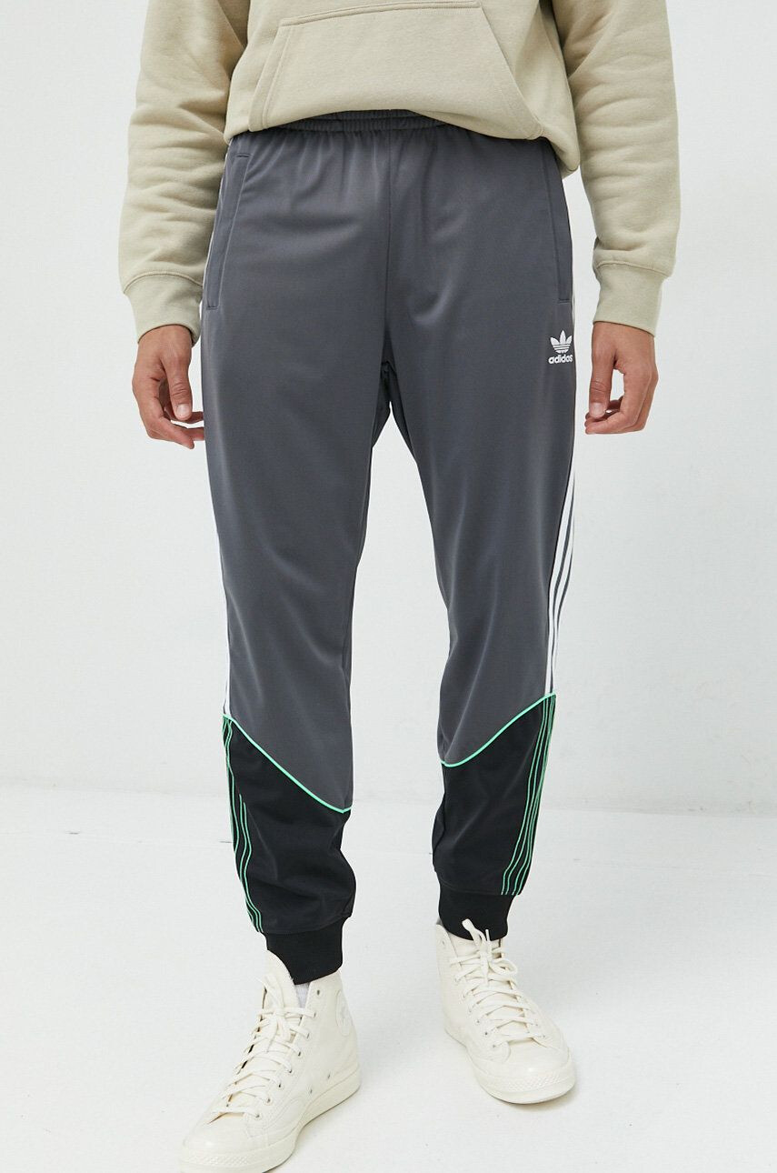 adidas Originals pantaloni de trening barbati culoarea gri cu imprimeu - Pled.ro