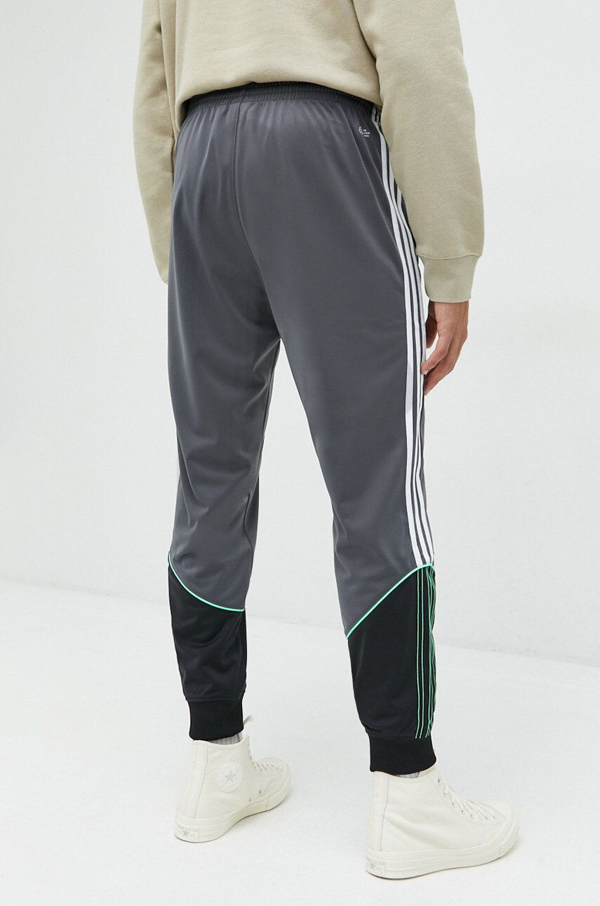 adidas Originals pantaloni de trening barbati culoarea gri cu imprimeu - Pled.ro