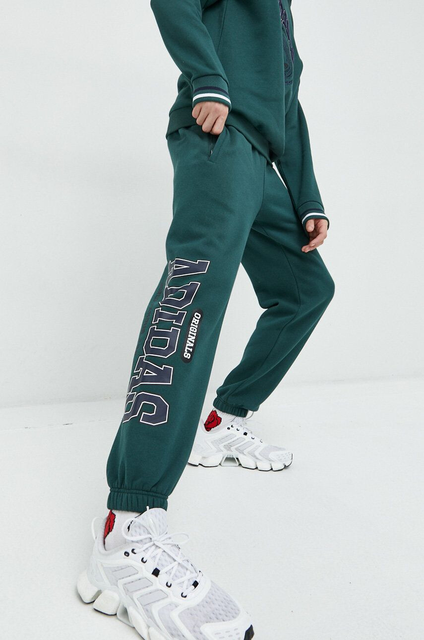 adidas Originals pantaloni de trening barbati culoarea verde cu imprimeu - Pled.ro