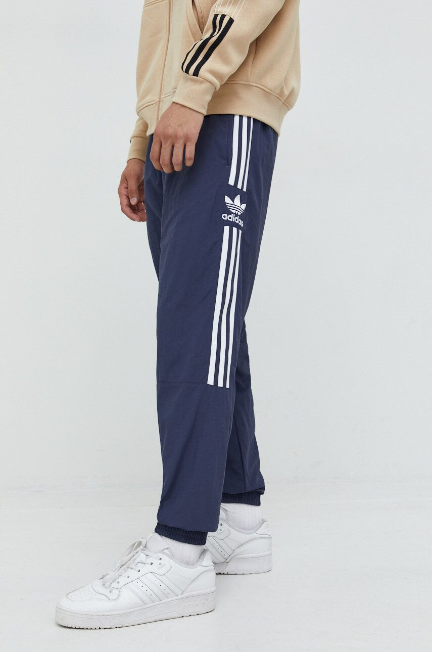 adidas Originals pantaloni de trening Adicolor barbati culoarea albastru marin cu imprimeu - Pled.ro