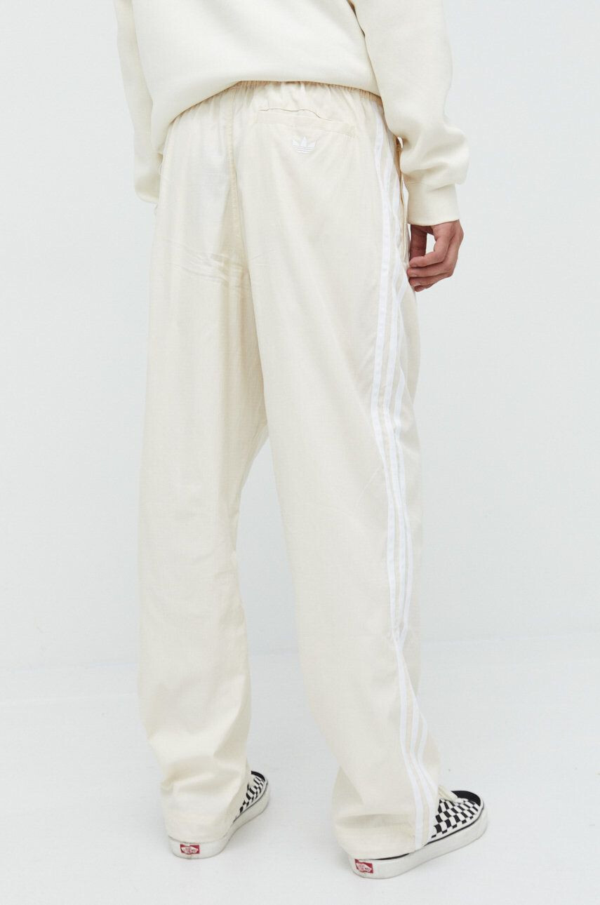 adidas Originals pantaloni de trening din bumbac barbati culoarea bej cu imprimeu - Pled.ro