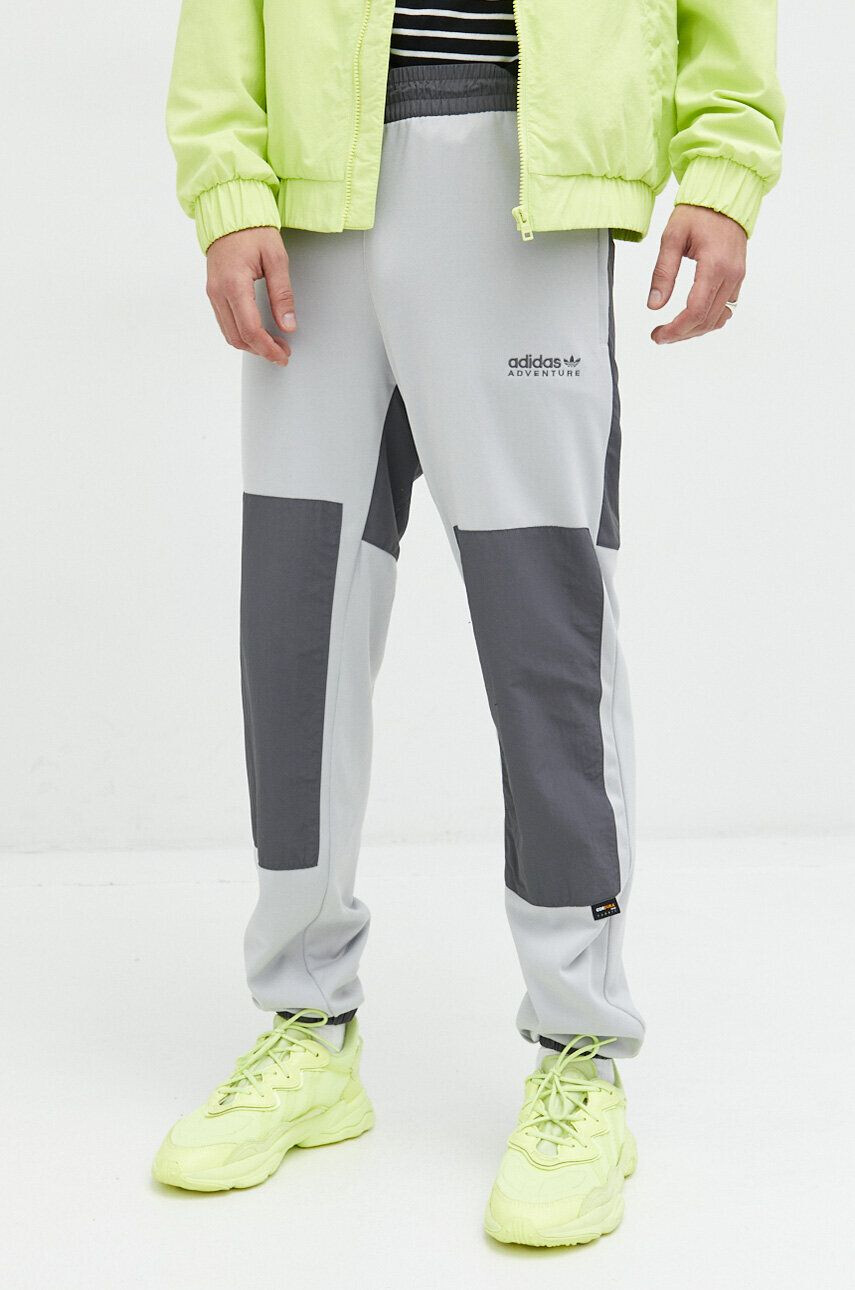 adidas Originals pantaloni de trening Hyperturf Adventure culoarea gri cu imprimeu - Pled.ro