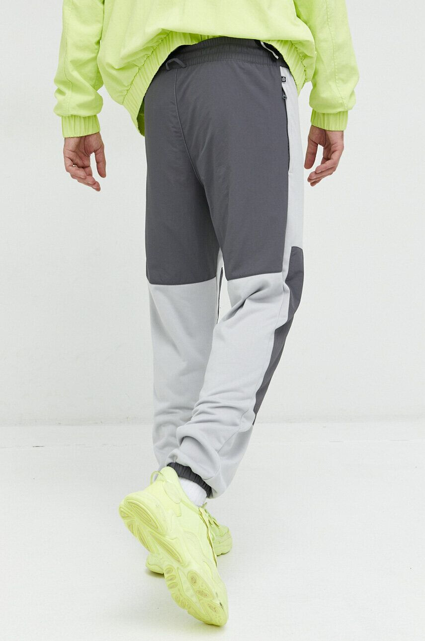 adidas Originals pantaloni de trening Hyperturf Adventure culoarea gri cu imprimeu - Pled.ro