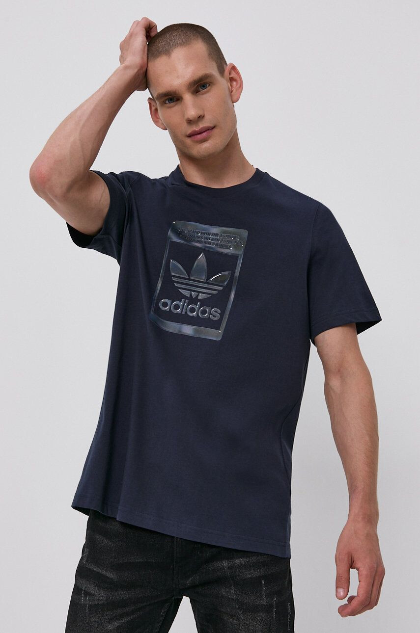 adidas Originals Tricou bărbați culoarea albastru marin cu imprimeu - Pled.ro