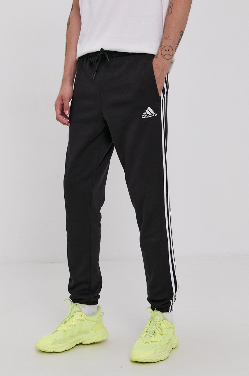 adidas Pantaloni GK8822 bărbați culoarea negru cu imprimeu - Pled.ro