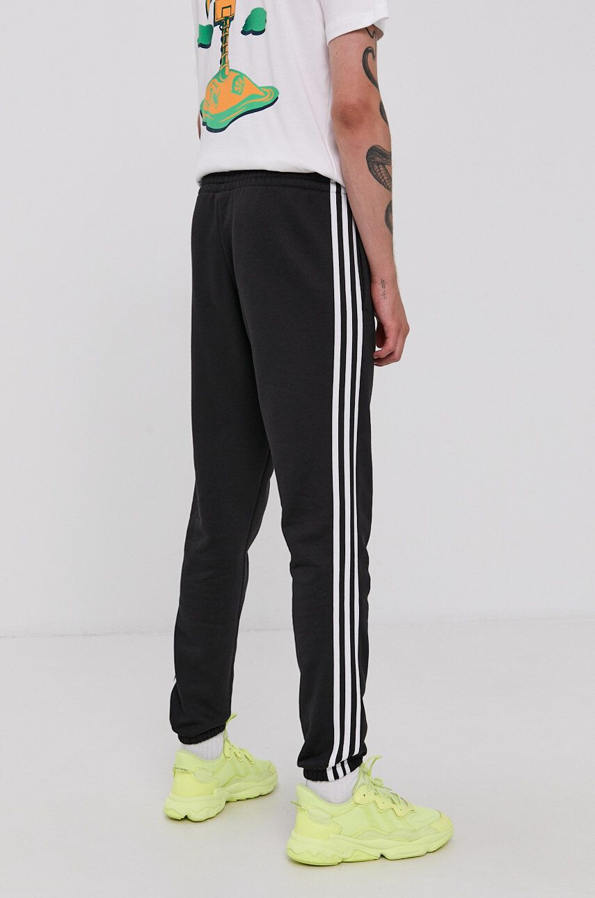 adidas Pantaloni GK8822 bărbați culoarea negru cu imprimeu - Pled.ro