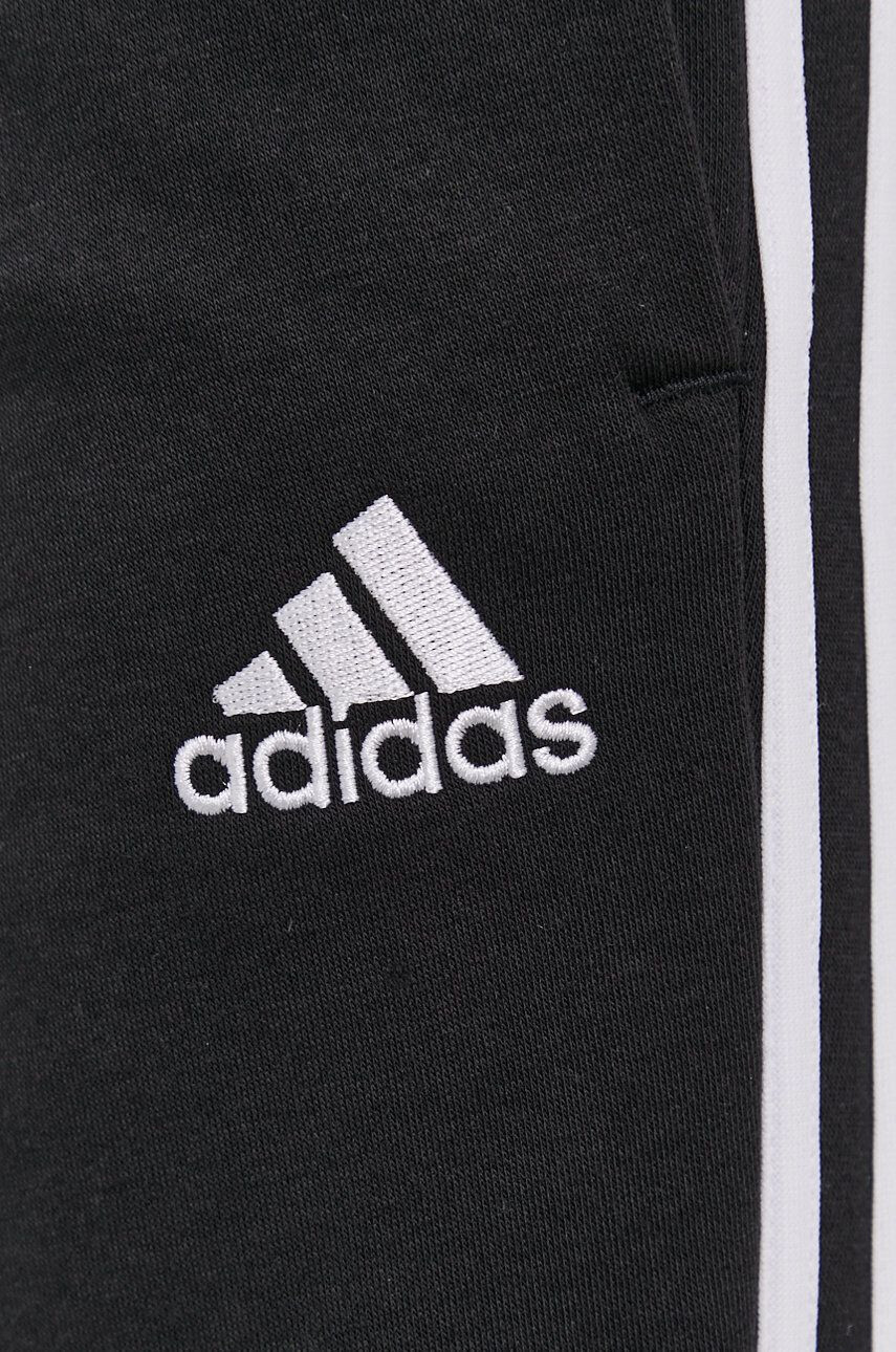 adidas Pantaloni GK8822 bărbați culoarea negru cu imprimeu - Pled.ro