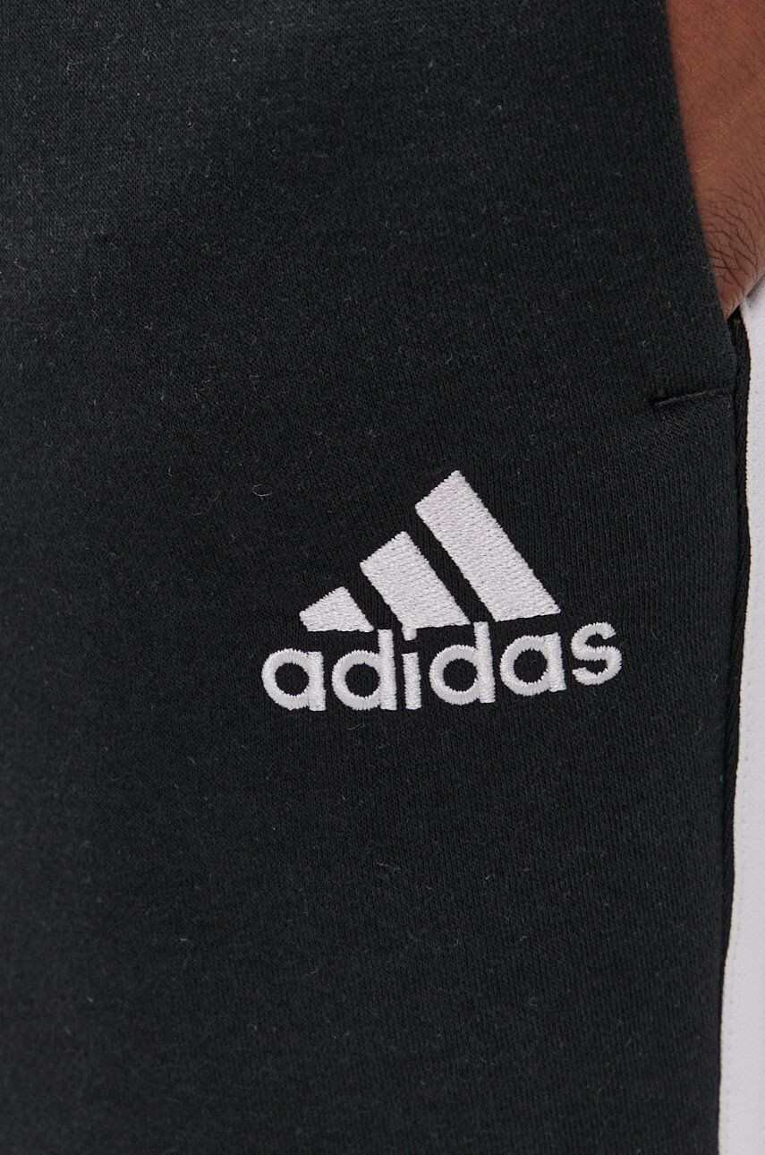 adidas Pantaloni GK8821 bărbați culoarea negru cu imprimeu - Pled.ro