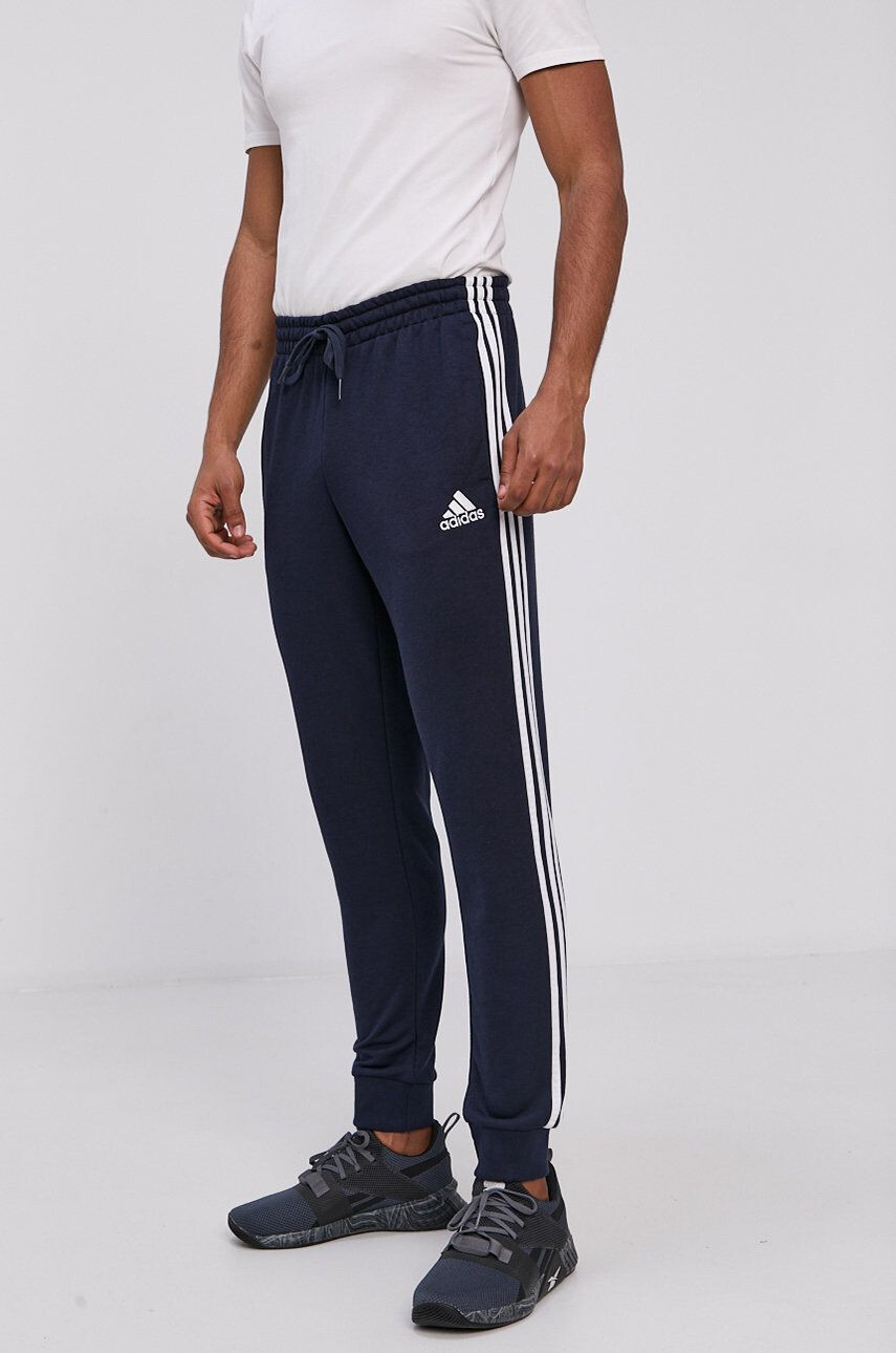 adidas Pantaloni GK8888 bărbați culoarea albastru marin cu imprimeu - Pled.ro