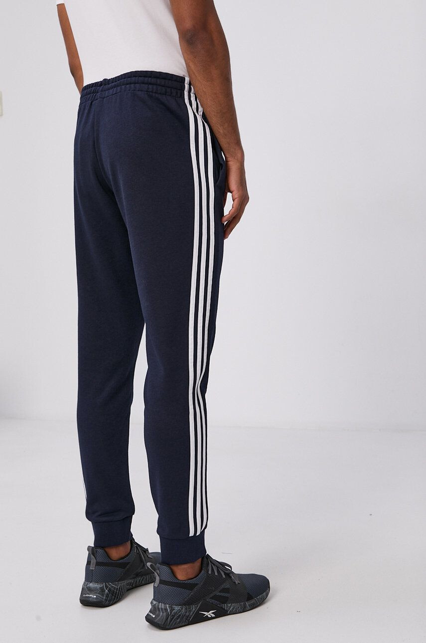 adidas Pantaloni GK8888 bărbați culoarea albastru marin cu imprimeu - Pled.ro