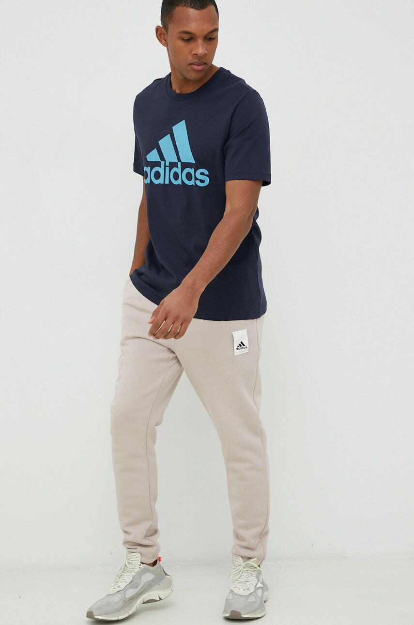 adidas pantaloni de trening barbati culoarea bej cu imprimeu - Pled.ro