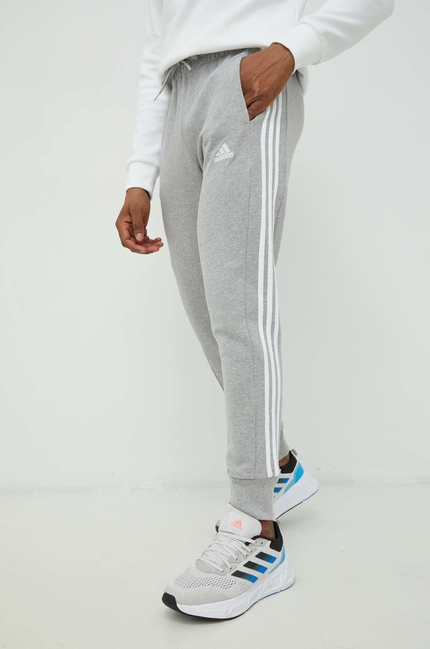 adidas pantaloni de trening din bumbac barbati culoarea gri cu imprimeu - Pled.ro