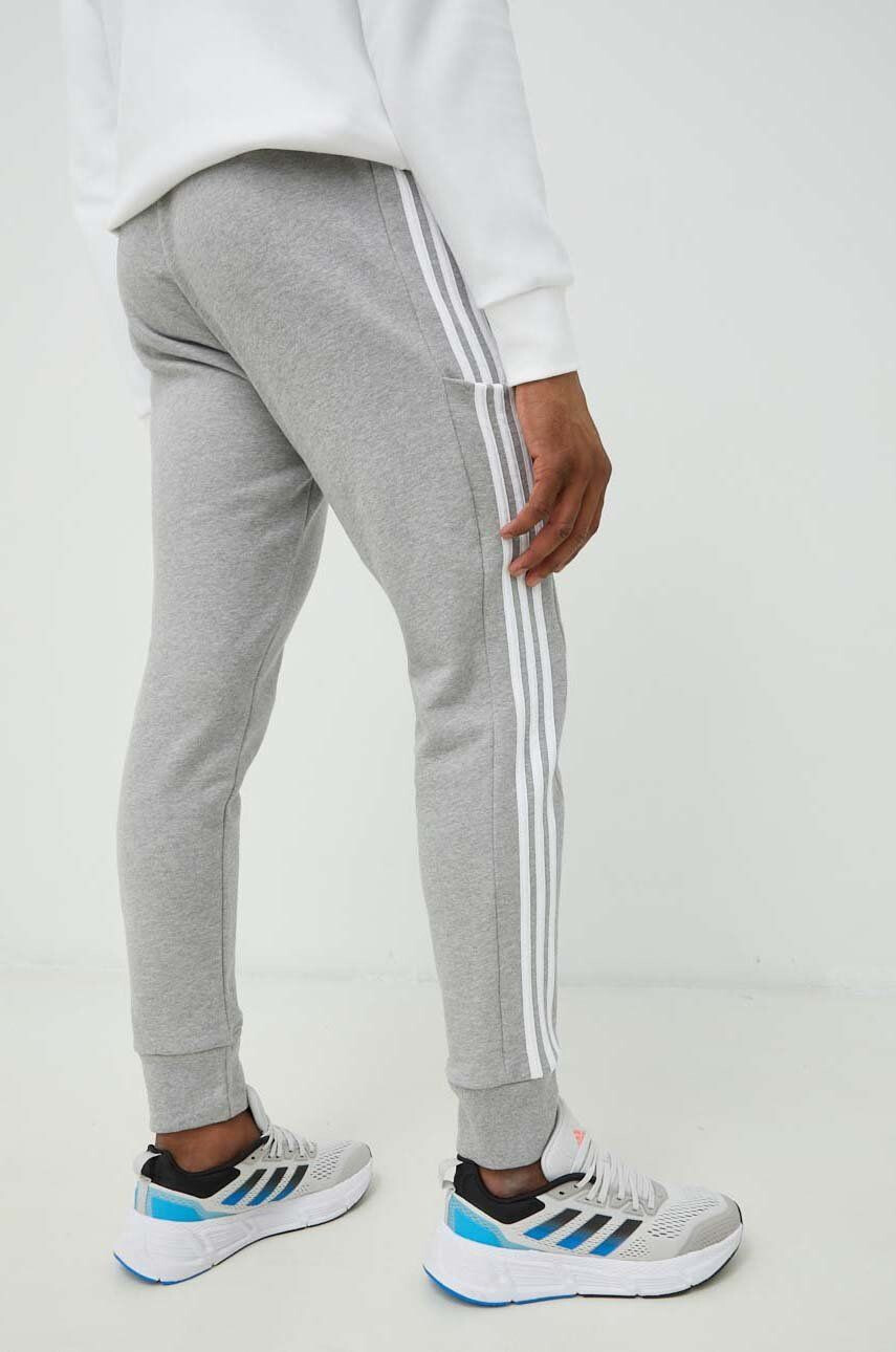 adidas pantaloni de trening din bumbac barbati culoarea gri cu imprimeu - Pled.ro