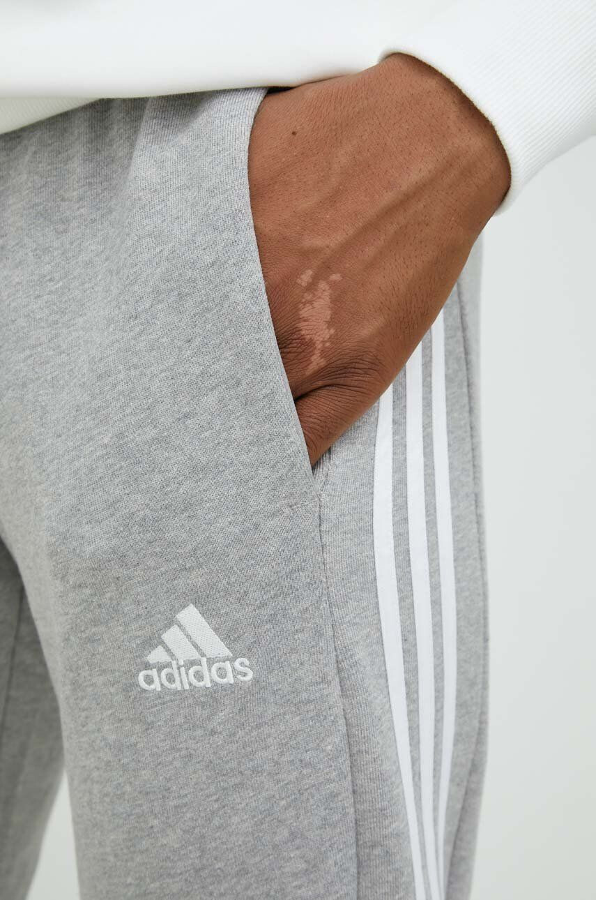 adidas pantaloni de trening din bumbac barbati culoarea gri cu imprimeu - Pled.ro