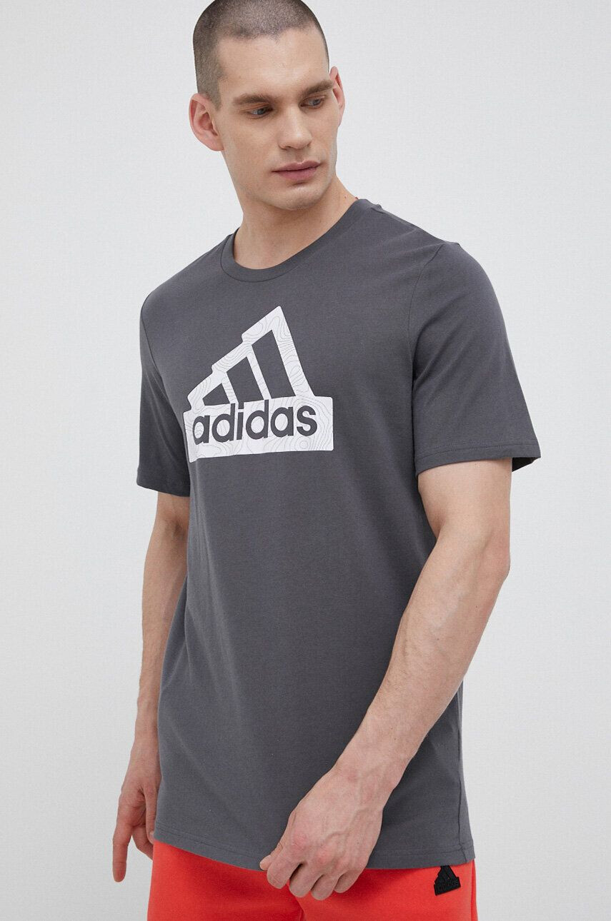 adidas tricou din bumbac culoarea gri cu imprimeu - Pled.ro