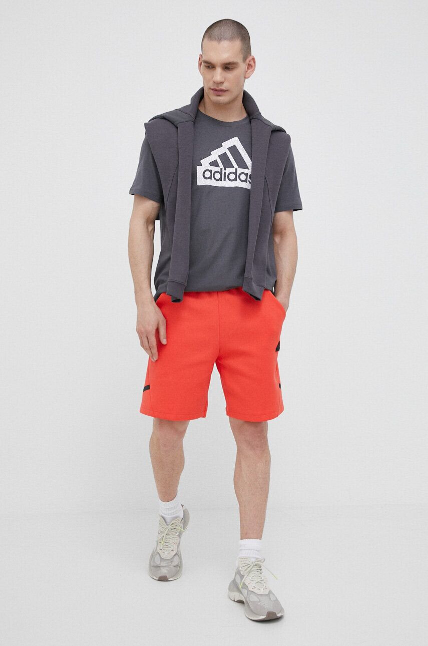 adidas tricou din bumbac culoarea gri cu imprimeu - Pled.ro