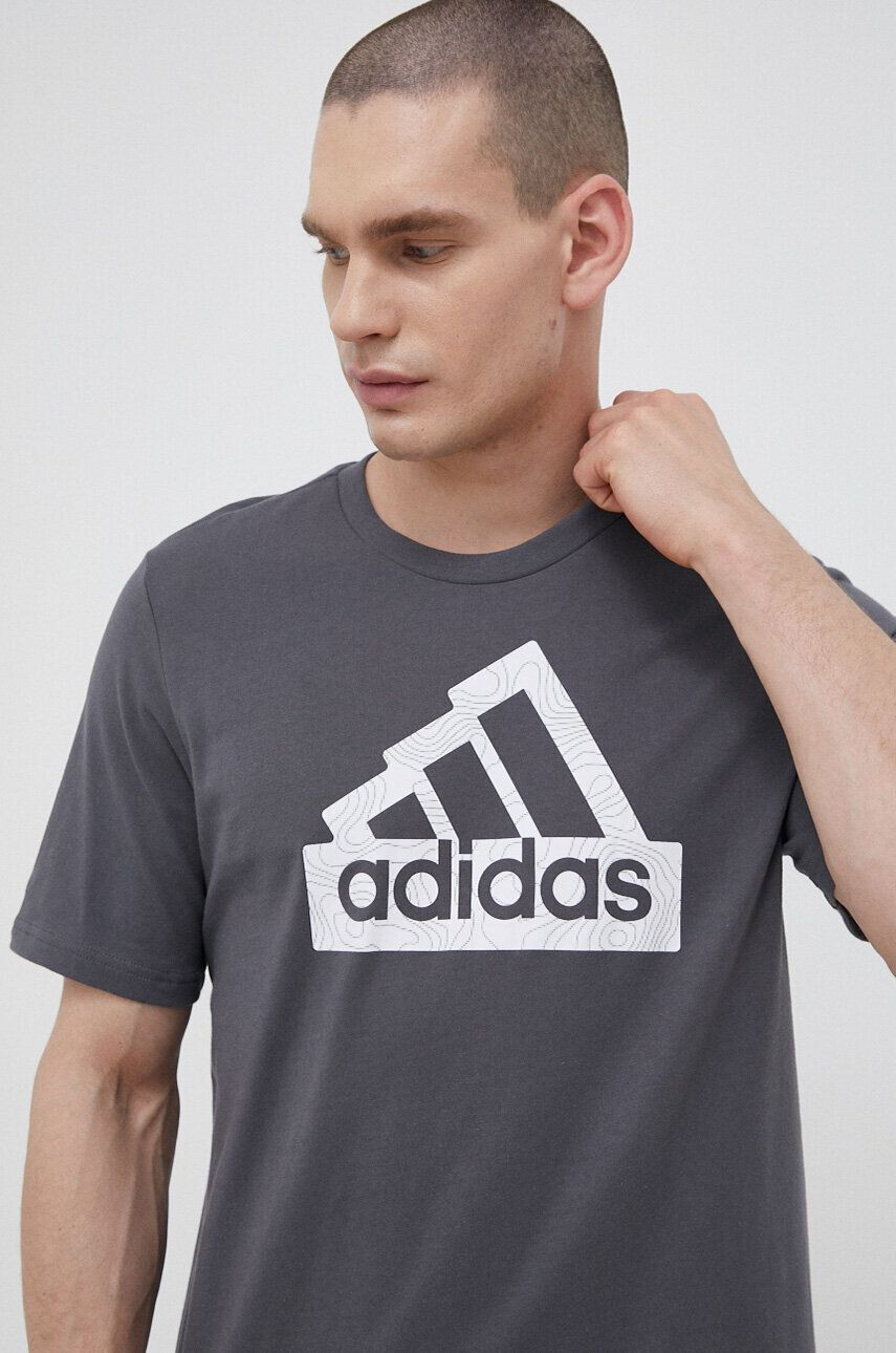 adidas tricou din bumbac culoarea gri cu imprimeu - Pled.ro