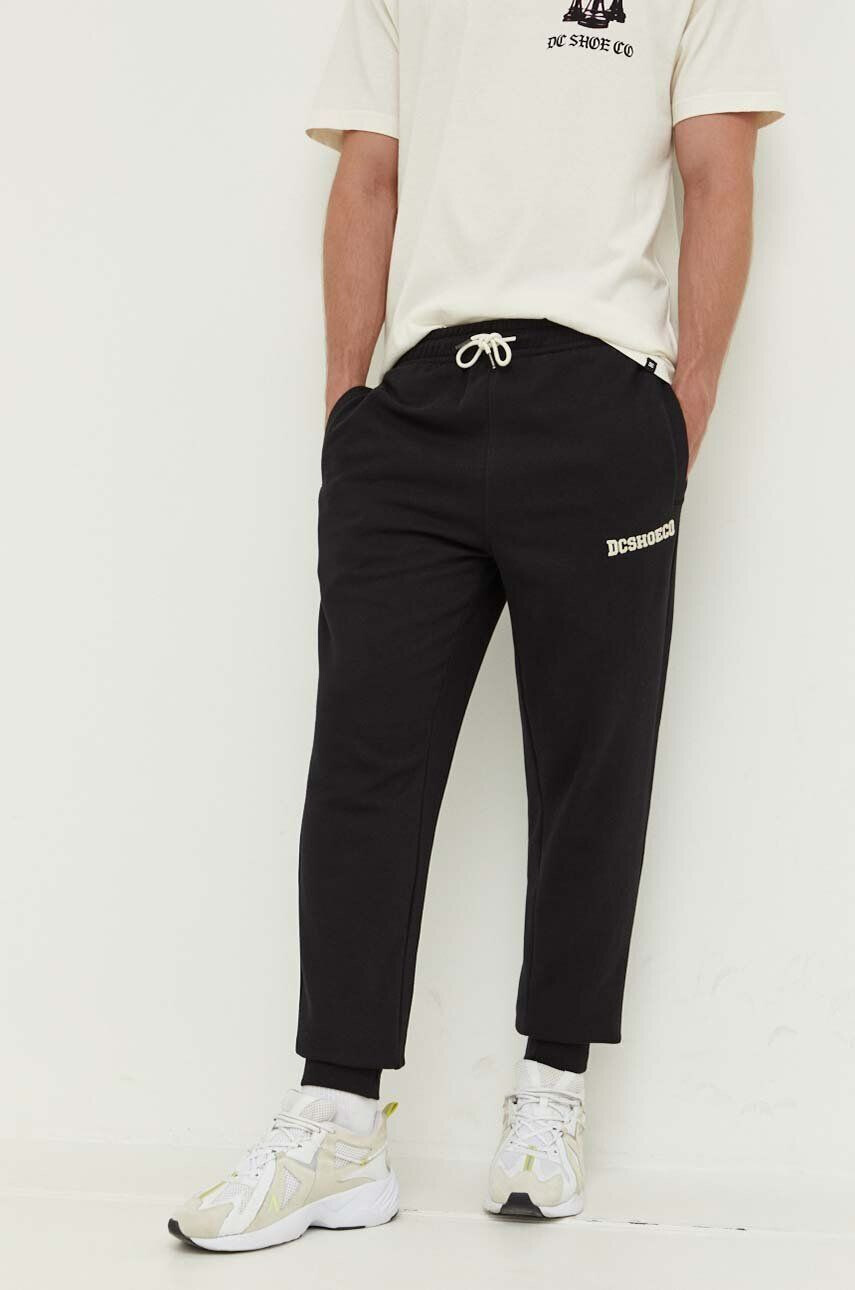 DC pantaloni de trening culoarea negru cu imprimeu - Pled.ro