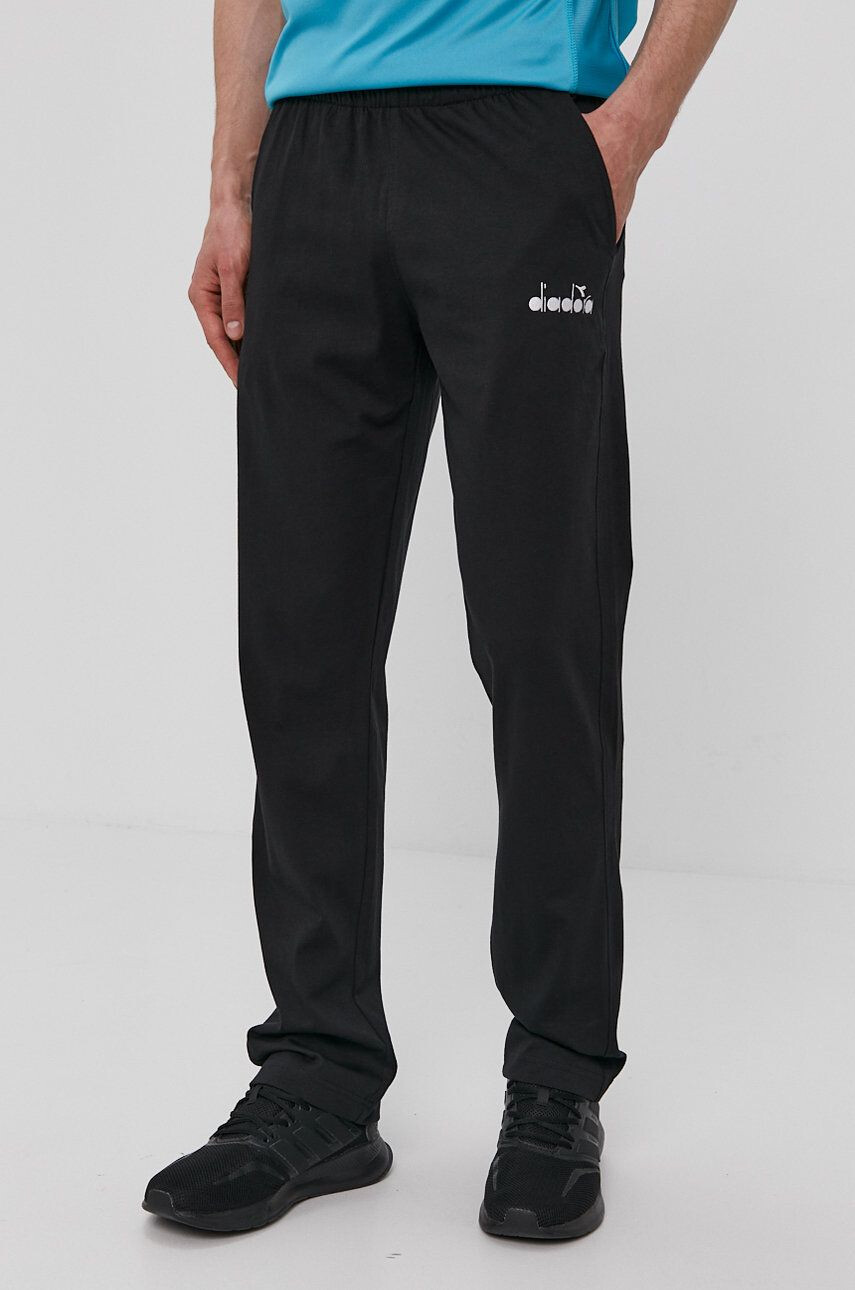 Diadora Pantaloni bărbați culoarea negru material neted - Pled.ro