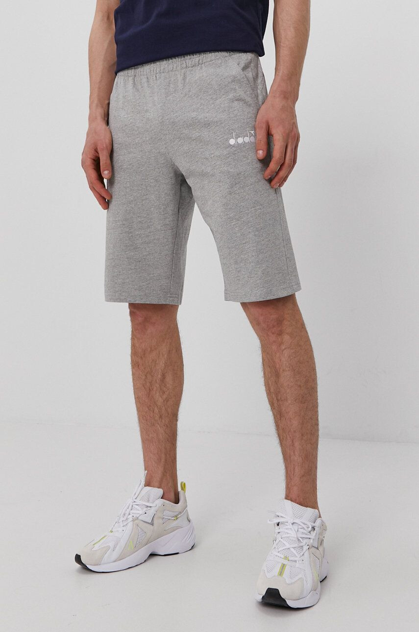 Diadora Pantaloni scurți bărbați culoarea gri - Pled.ro