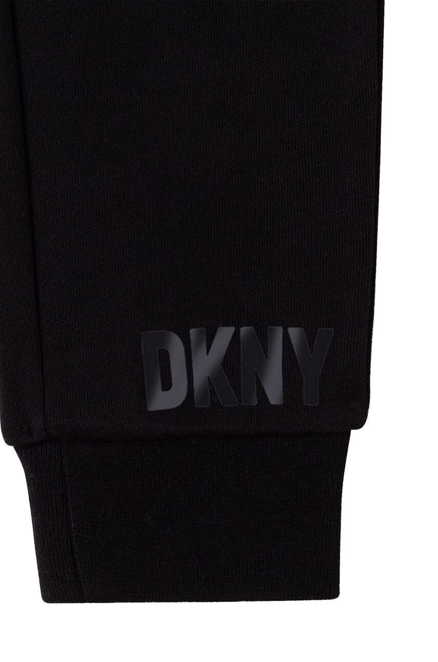 DKNY pantaloni de trening pentru copii culoarea negru cu imprimeu - Pled.ro