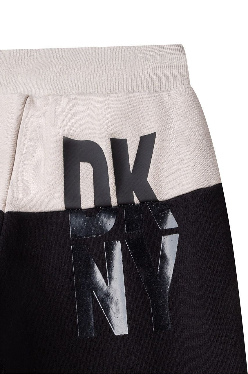 DKNY pantaloni de trening pentru copii culoarea negru cu imprimeu - Pled.ro