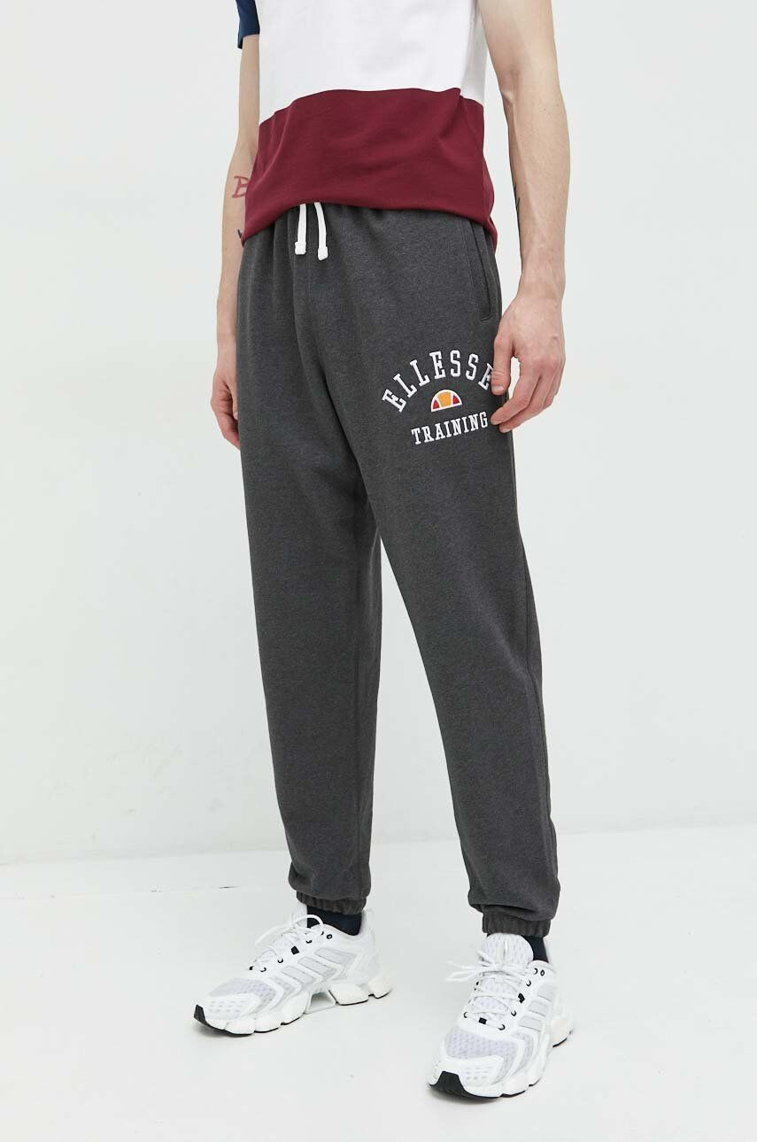 Ellesse pantaloni de trening barbati culoarea gri cu imprimeu - Pled.ro