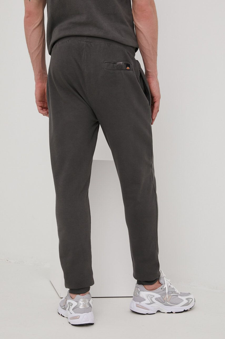 Ellesse pantaloni de trening din bumbac barbati culoarea maro cu imprimeu SHM13147-BROWN - Pled.ro