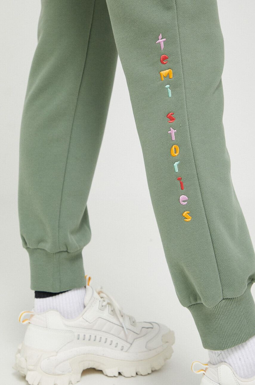 Femi Stories pantaloni de trening culoarea verde neted - Pled.ro