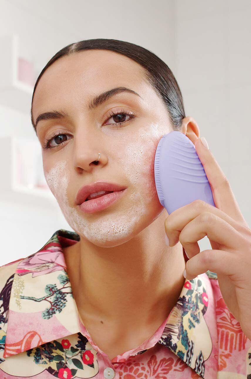 FOREO masaj facial și perie de curățare LUNA™ 3 Sensitive Skin - Pled.ro