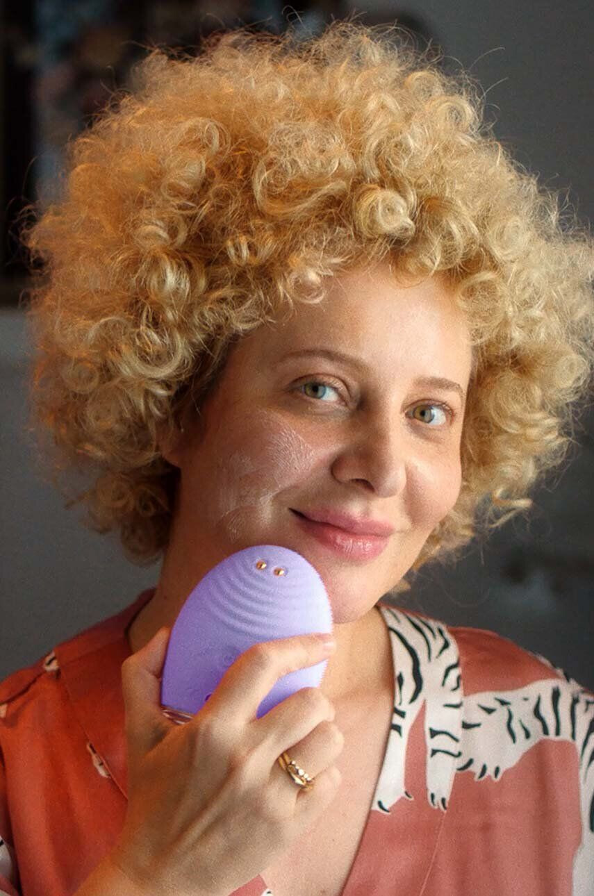 FOREO perie pentru curățarea anti-îmbătrânire și liftingul pielii feței LUNA™ 4 Plus Sensitive Skin - Pled.ro