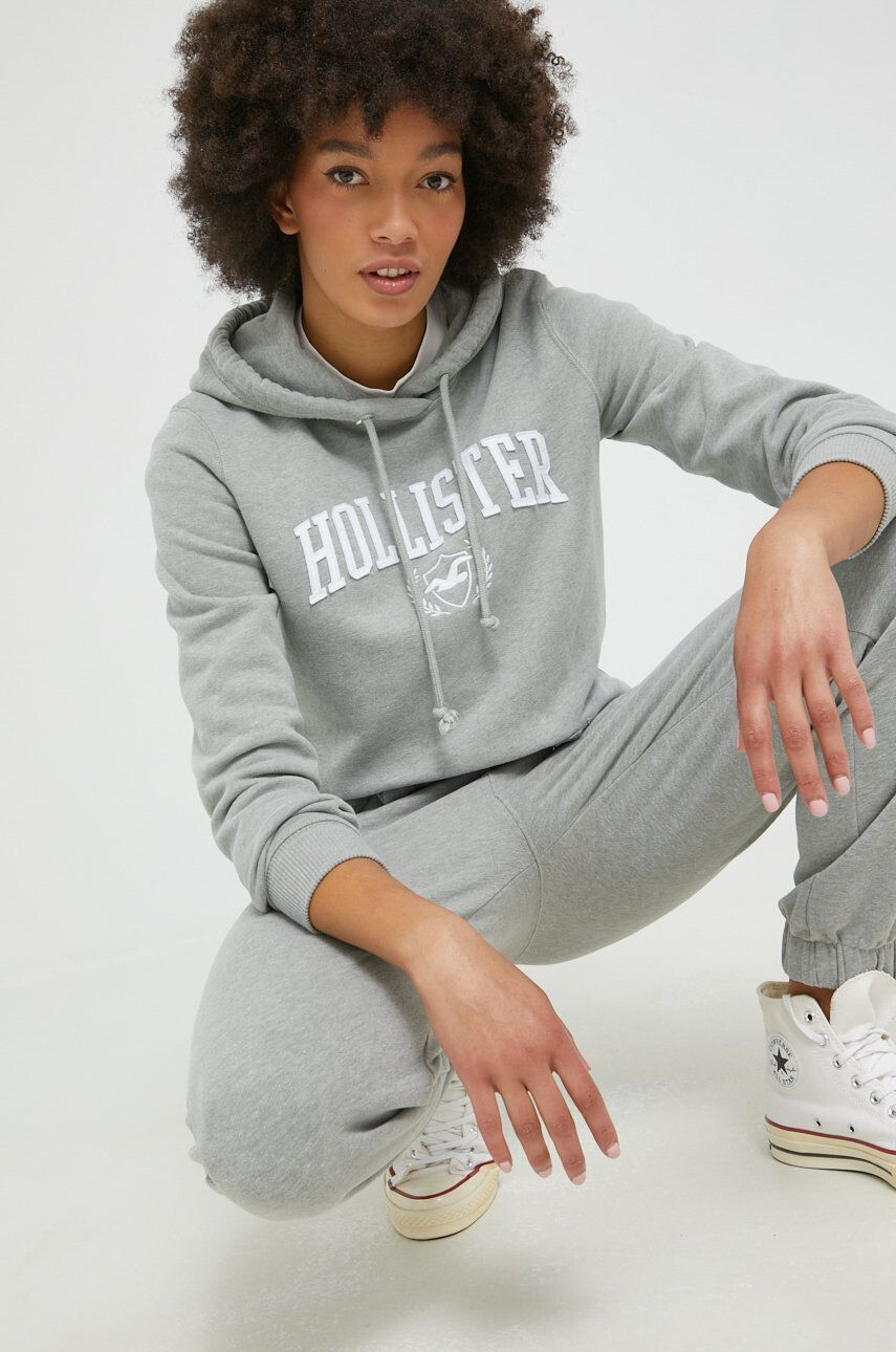 Hollister Co. bluza femei culoarea gri cu glugă cu imprimeu - Pled.ro