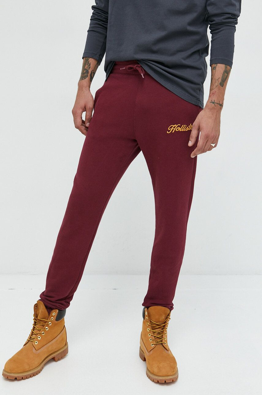 Hollister Co. pantaloni de trening barbati culoarea bordo cu imprimeu - Pled.ro