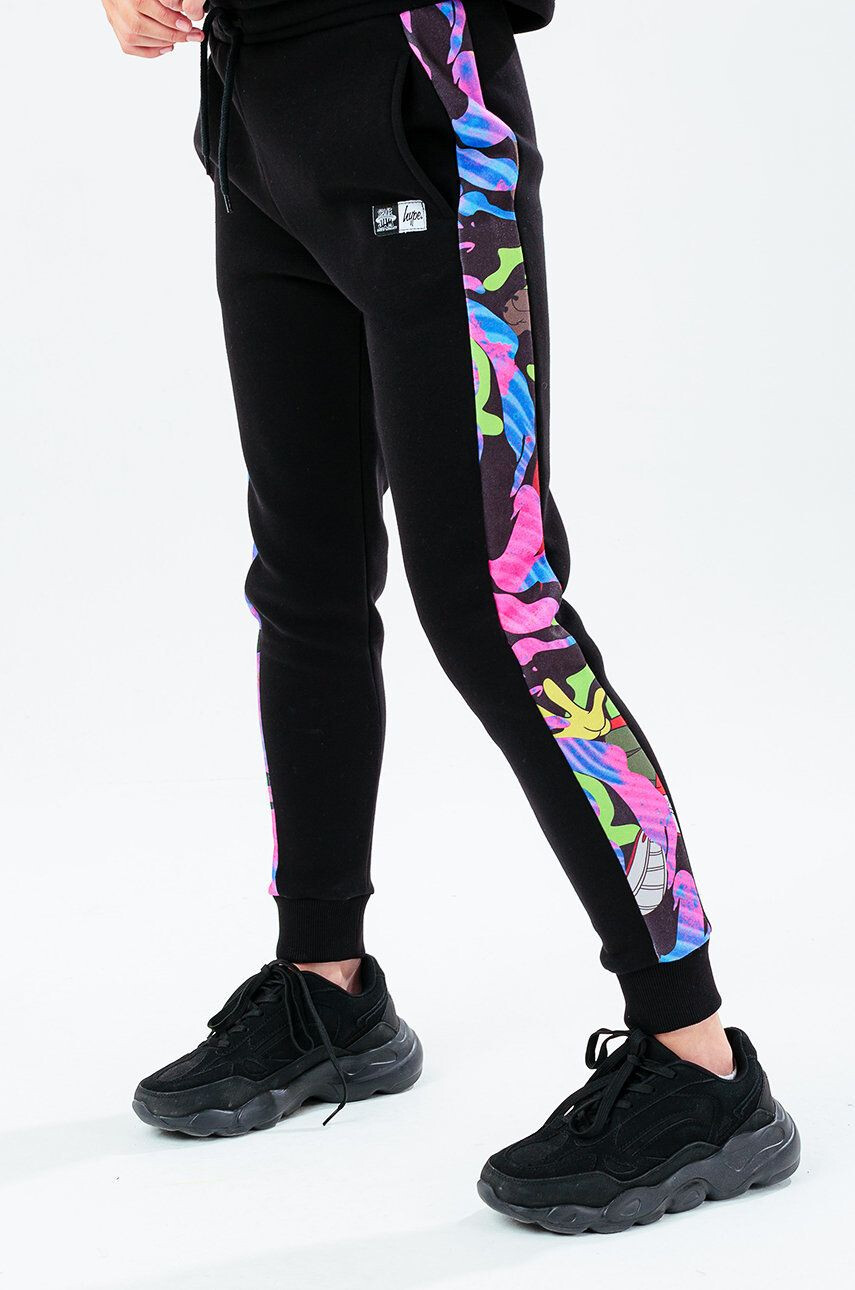 Hype Pantaloni copii x Space Jam culoarea negru cu imprimeu - Pled.ro