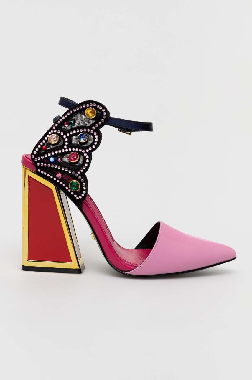 Kat Maconie pumps Naira - Pled.ro