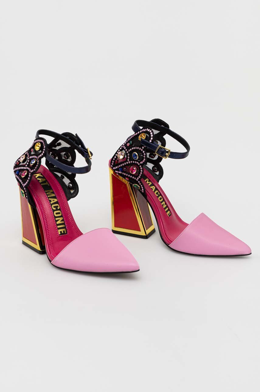 Kat Maconie pumps Naira - Pled.ro